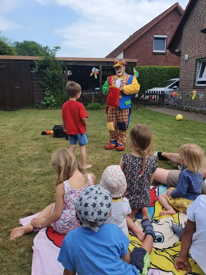 Clown Peppino Zaubershow Kinder im Garten