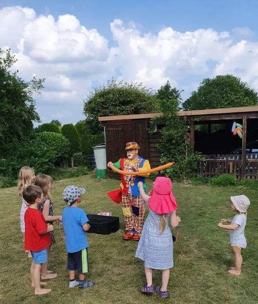 Ballonkünstler Peppino Gartenfeier Kinder